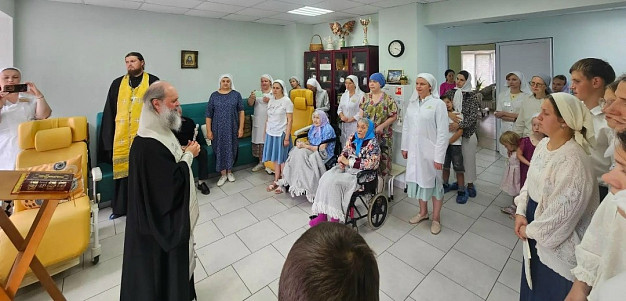 В Яблочный Спас митрополит Иосиф посетил паллиативное отделение в Шуе